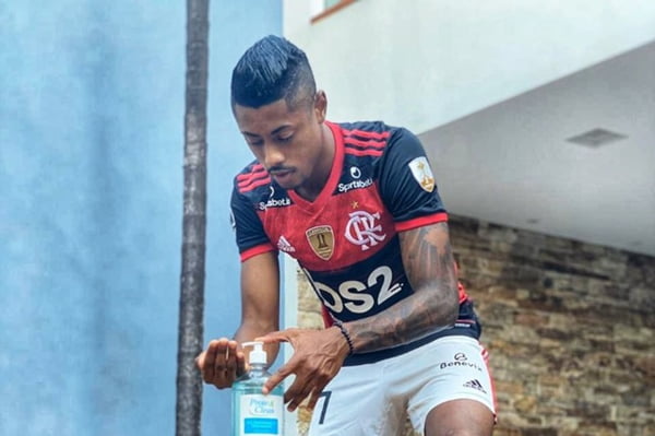 Bruno Henrique botando álcool em gel