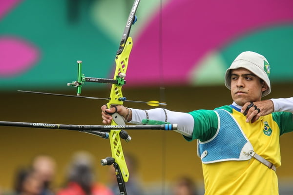 Bernardo Oliveira em competição de tiro com arco