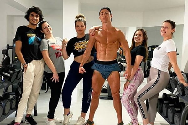 Cristiano Ronaldo na academia ao lado da família