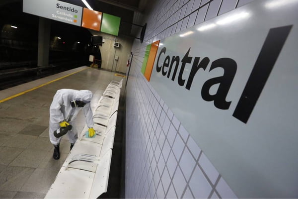 Comando Conjunto Planalto realiza a desinfecção da Estação Central do metrô em Brasília, dando continuidade às ações de prevenção e enfrentamento ao coronavírus em locais de grande circulação de passageiros.
