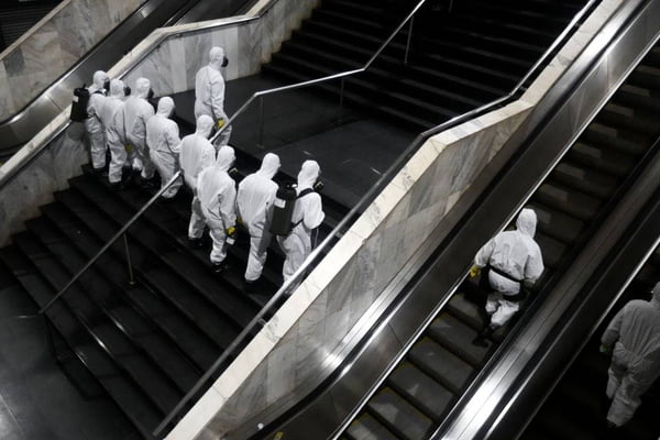 Exército faz desinfecção na Estação Central do Metrô