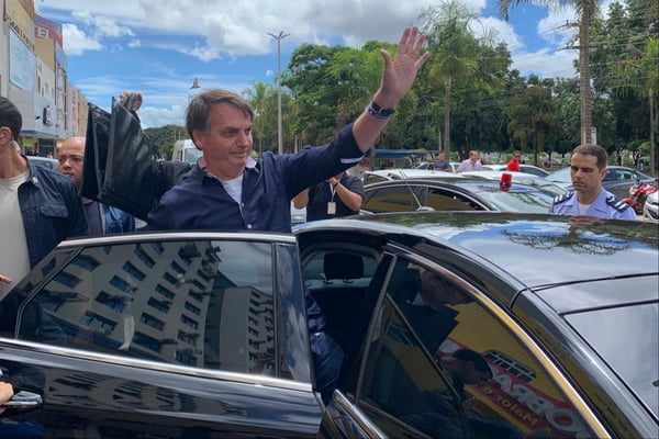 Bolsonaro entra em carro após visitar comércio no DF