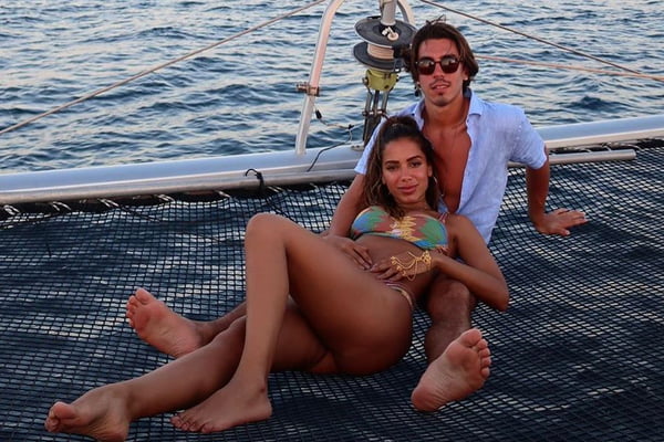Anitta e Gabriel David em passeio de barco
