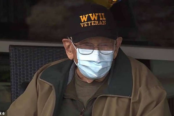 bill-lapschies 104 anos com máscara