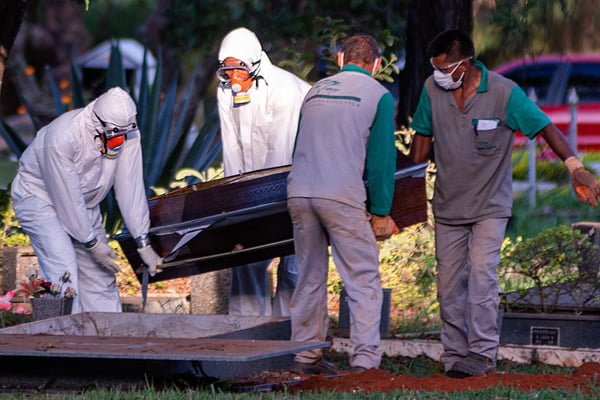 Sepultamento de mais uma vítima de coronavírus no Cemitério Campo da Esperança na Asa Sul