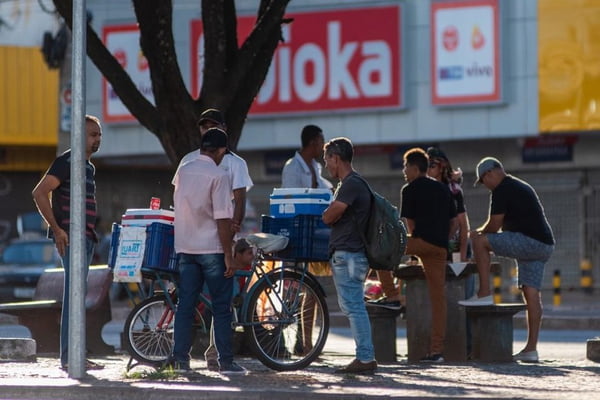 Trabalhadores informais aguardam calendário de pagamento do auxílio emergencial de R$ 600