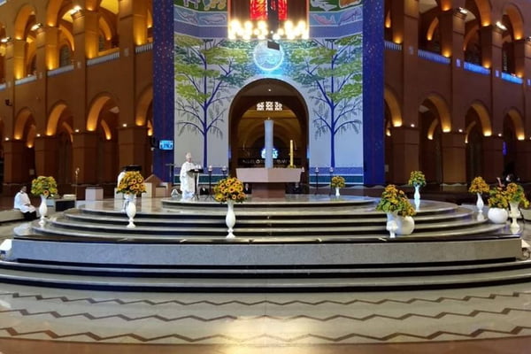 Santuário de Aparecida vazio na Páscoa