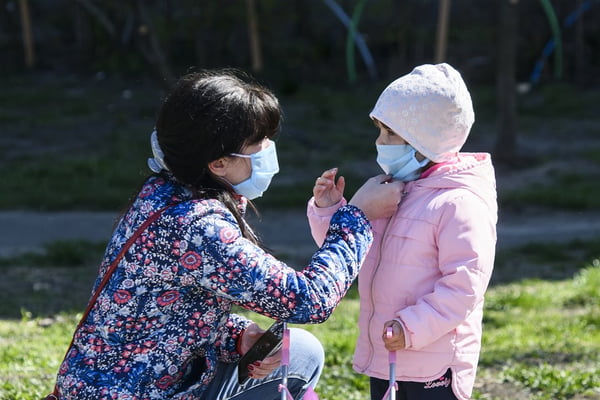 Mãe e criança - pandemia coronavírus