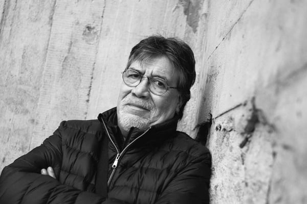 Portrait de Luis Sepulveda, auteur Chilien, aux 17e rencontres litteraires internationales de Saint Nazaire, 23 Novembre 2019 (Photo by Sophie Bassouls/Sygma via Getty Images)
