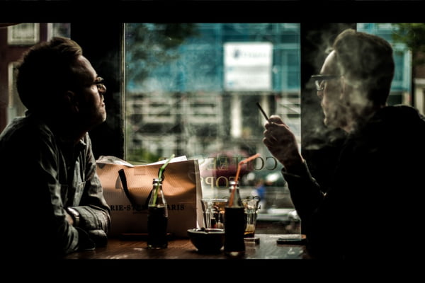Homens fumam em ambiente fechado