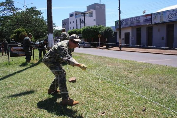 Exército paraguaio coloca arame farpado em fronteira brasileira