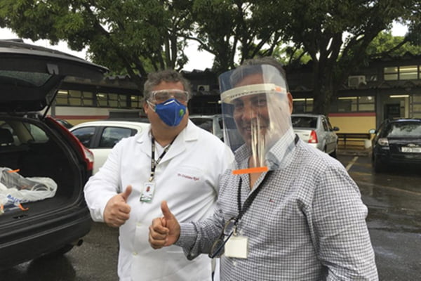 Dentista entrega máscaras para servidores