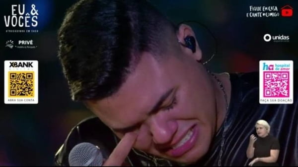 Felipe araújo chorando ao cantar musica de Cristiano Araújo