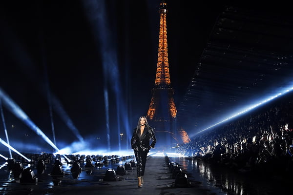 Naomi Campbell na passarela da Saint Laurent com a Torre Eiffel ao fundo