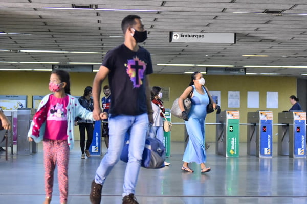 A maioria da pessoas que passou pela estação de metrô de Taguatinga usava a máscara