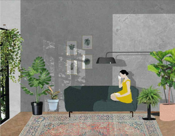 Mulher no sofá de casa cercada de plantas