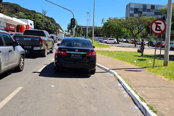 Carro oficial do Senado estaciona em local proibido em Brasíli