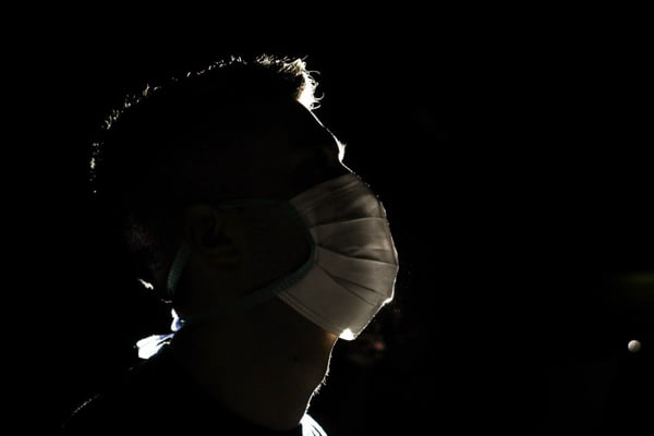Homem de máscara de proteção facial