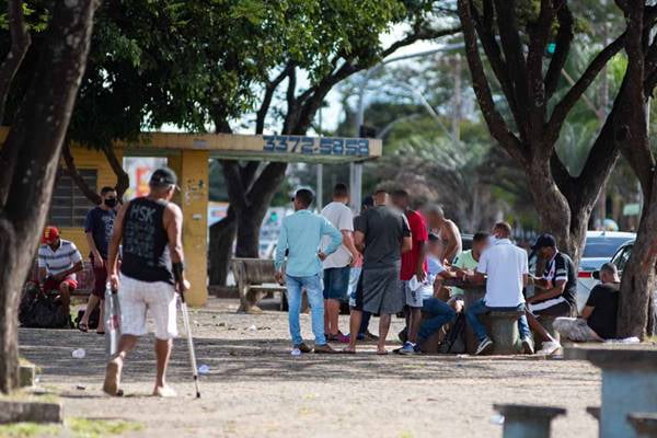 Homens se aglomeram em ponto de jogos no centro de Ceilândia