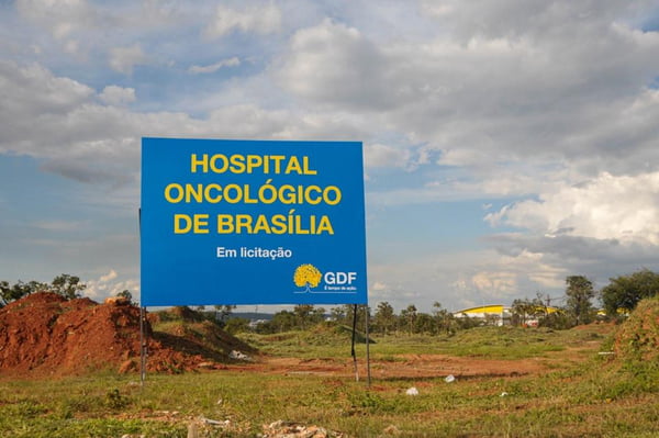 Placa da obra do Hospital Oncológico de Brasília