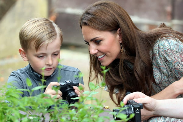 Kate Middleton e menino com câmera fotográfica