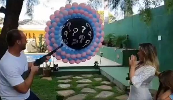 Eduardo Bolsonaro usa escopeta para atirar contra balões e descobrir sexo do bebê