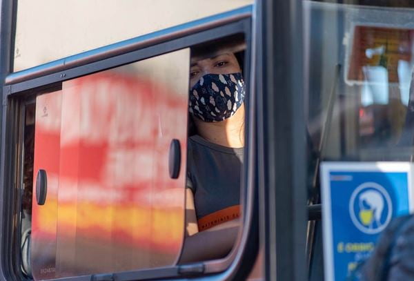 Passageira usa máscara dentro de ônibus do DF