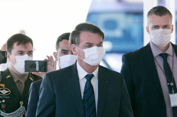 Jair Bolsonaro com seguranças