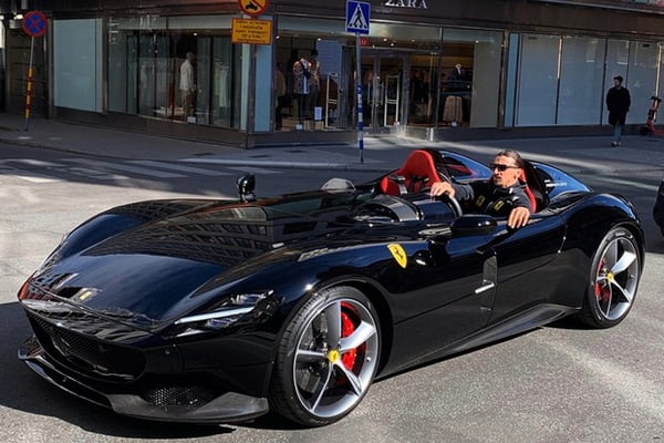 Zlatan Ibrahimovic desfila com Ferrari de R$ 9 milhões