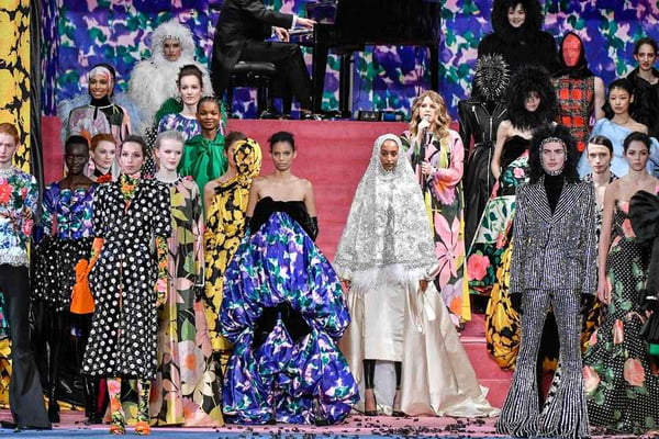 Modelos em desfile do estilista Richard Quinn na Semana de Moda de Londres
