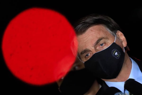 Bolsonaro com máscara da PF
