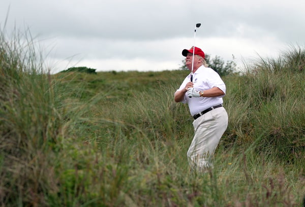 Donald Trump jogando golfe