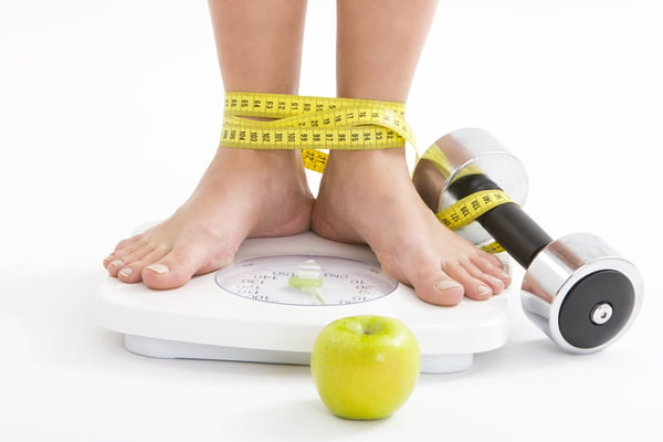 Balança, fruta e fita métrica, perder peso