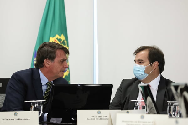 Jair Bolsonaro, sem máscara, e Rodrigo Maia, com máscara