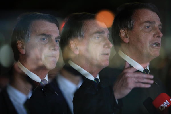 Foto de jair Bolsonaro, com imagens sobrepostas dele