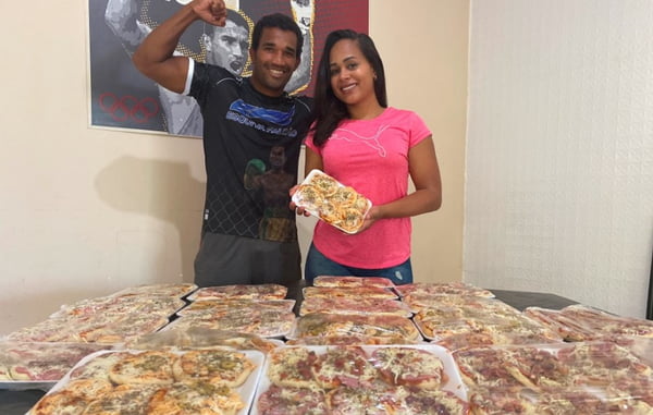 Esquiva Falcão e a mulher vendem pizza