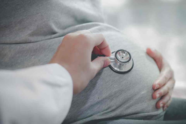 Médico consultando a grávida