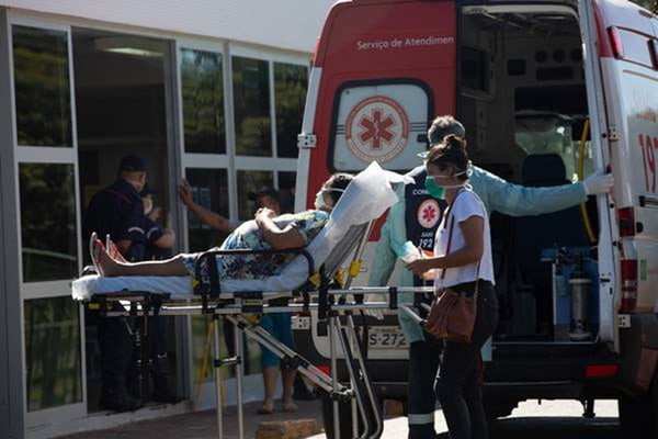 Ambulância em frente ao Hran
