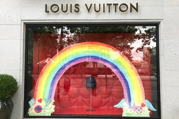 vitrine da Louis Vuitton, em Madri, com arco-íris