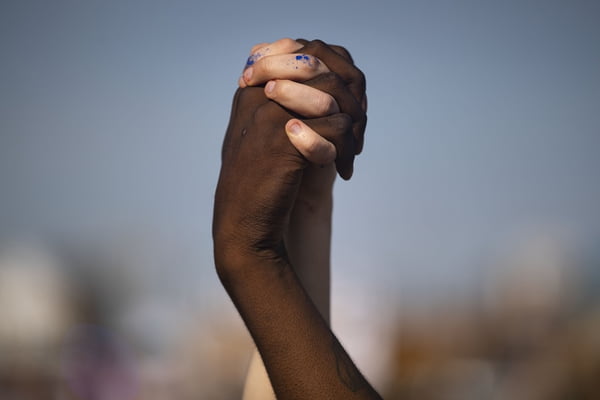 Mãos dadas em protesto contra o racismo