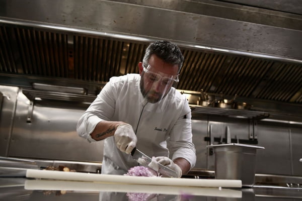 Chef cozinha na Grécia durante reabertura do comércio após isolamento social da pandemia do novo coronavírus