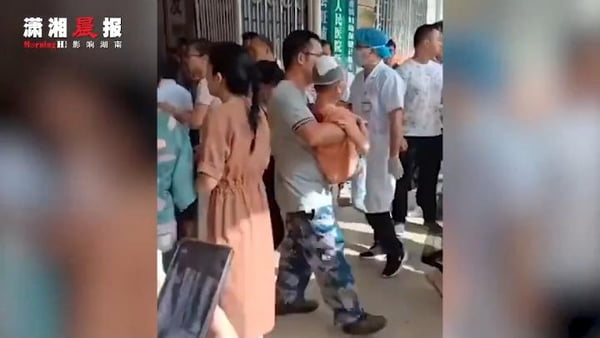Crianças e funcionários são esfaqueados em ataque a escola na China