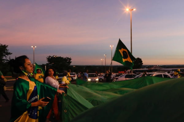Manifestantes pró-Bolsonaro em frente ao TSE para julgamento da chapa