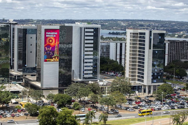 Empena homenageia Brasília em Seu Aniversário