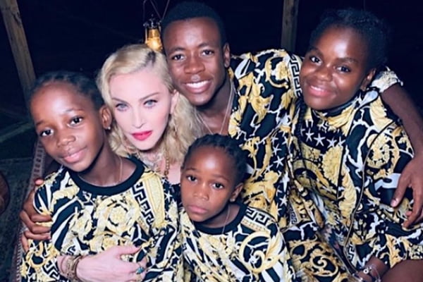 Madonna com os filhos