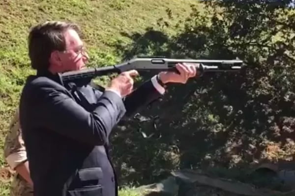 Jair Bolsonaro com arma