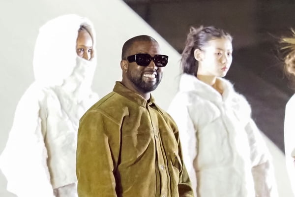Kanye West em desfile da Yeezy Season 8