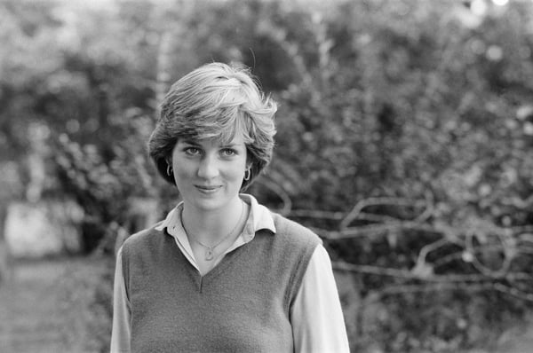 A primeira foto da princesa Diana. Em 1980, a imprensa descobriu que ela namorava o principe Charles