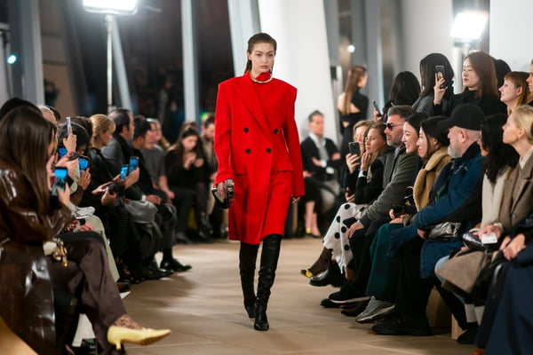 Gigi Hadid desfilando para Proenza Schouler na Semana de Moda de Nova York