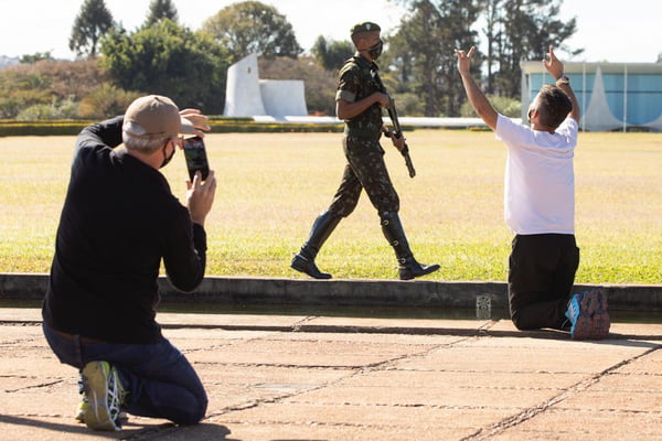 Apoiador de Bolsonaro reza em frente ao Palácio do Alvorada